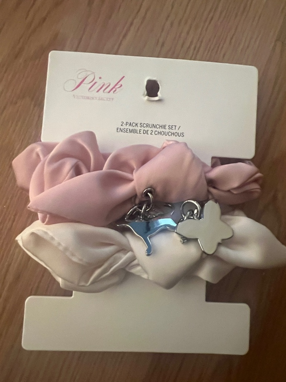 VIRAL🚨NWT Victoria's Secret Pink cream/pink Scrunchie 2-Pack with Charms 🚨